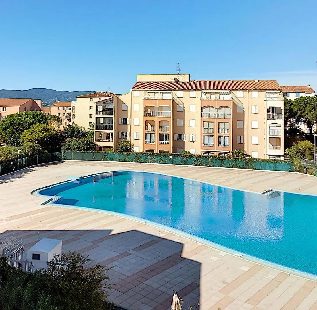 Le Lagon Bleu Piscine Et Tennis Frejus France
